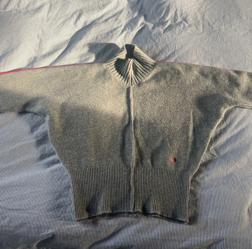 Victoria Beckham Pull court avec détails rouges sur les bras