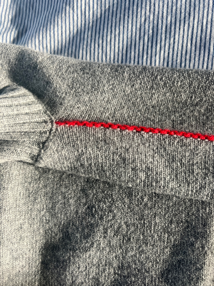 Victoria Beckham Pull court avec détails rouges sur les bras