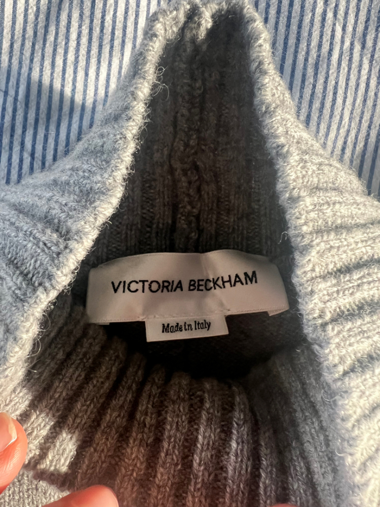 Victoria Beckham Pull court avec détails rouges sur les bras