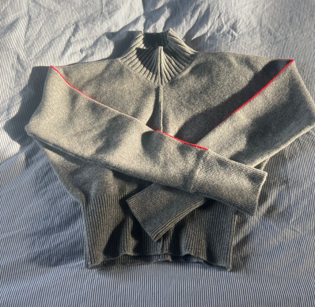 Victoria Beckham Pull court avec détails rouges sur les bras