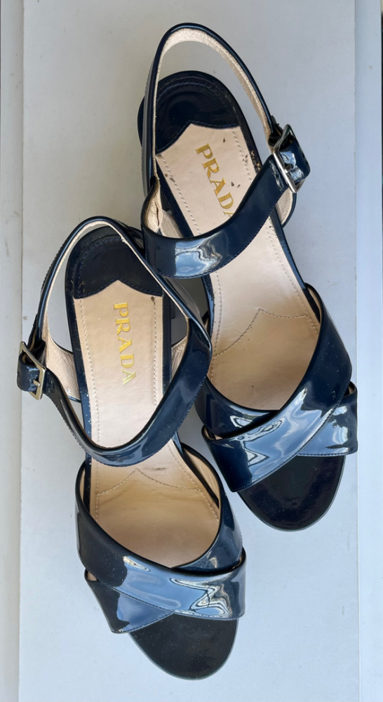 Prada Plateausandalen aus Lackleder