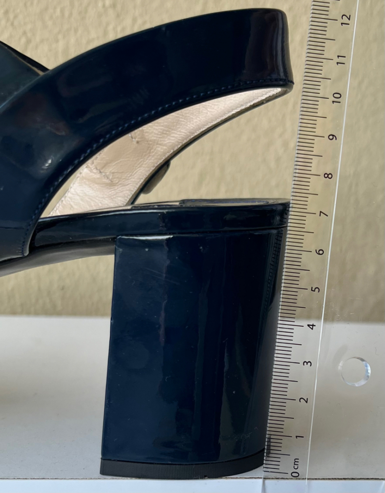 Prada Plateausandalen aus Lackleder