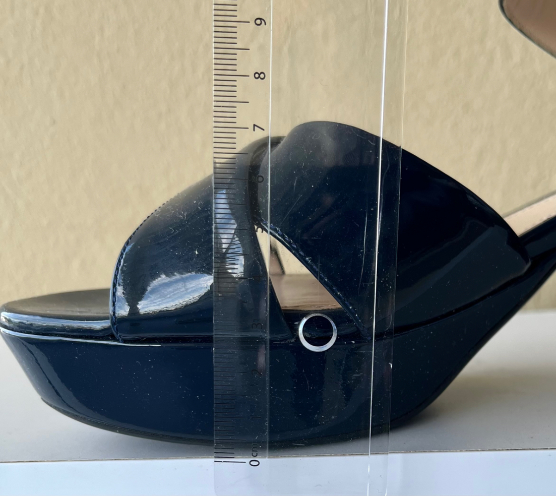 Prada Plateausandalen aus Lackleder