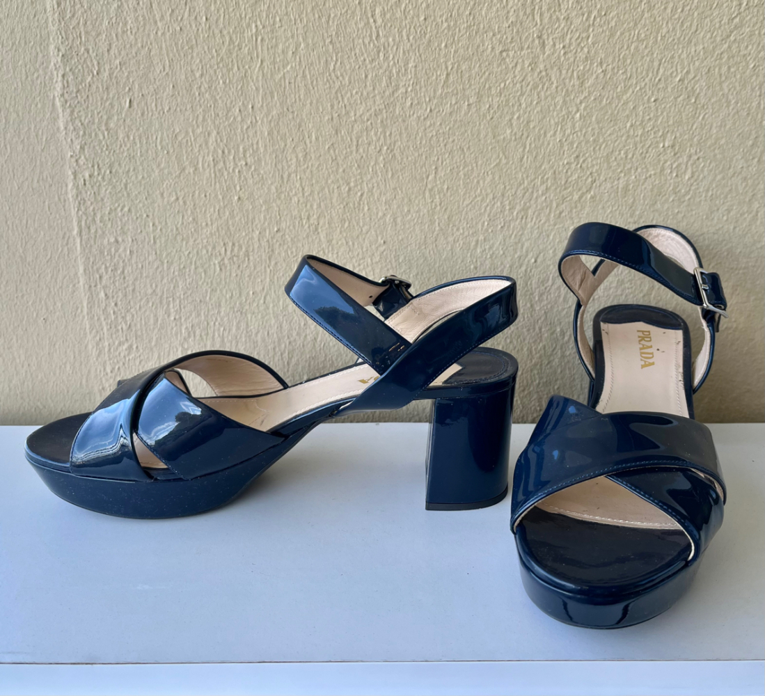 Prada Plateausandalen aus Lackleder