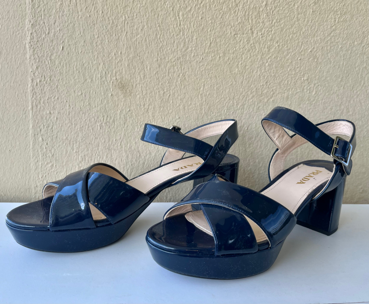 Prada Plateausandalen aus Lackleder