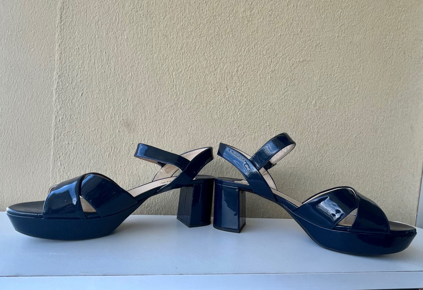 Prada Plateausandalen aus Lackleder