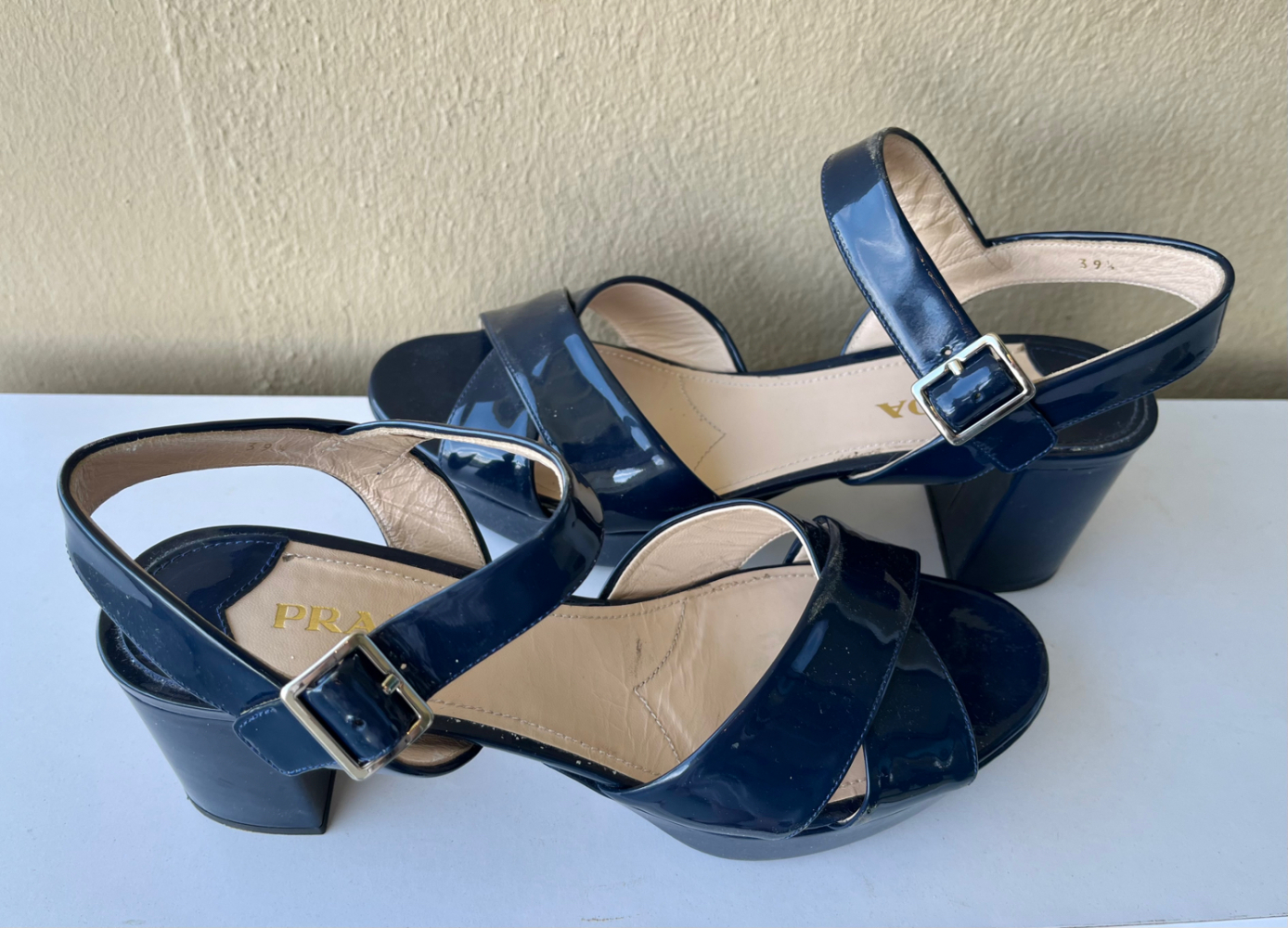 Prada Plateausandalen aus Lackleder