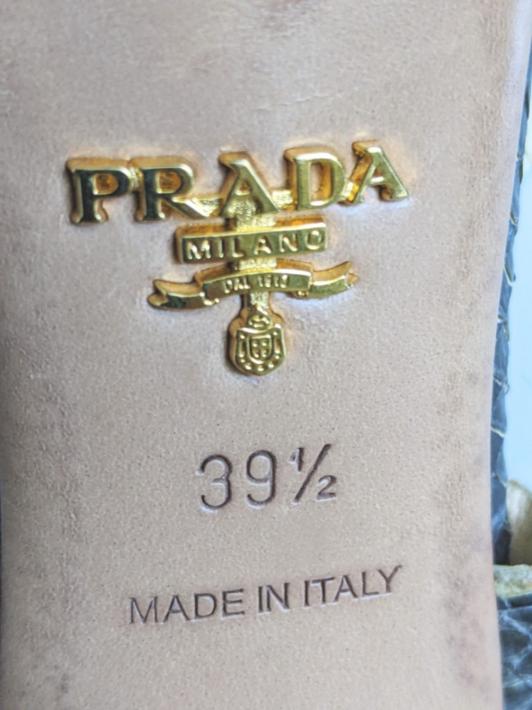 Prada Zweifarbige Schlangensandalen