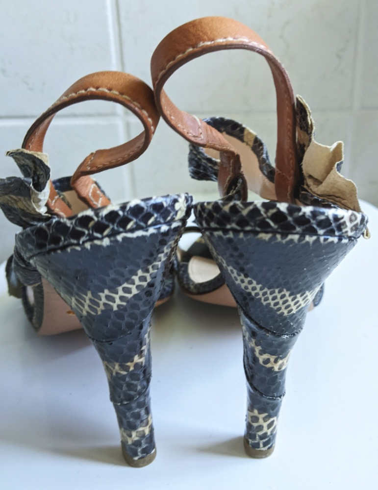 Prada Zweifarbige Schlangensandalen