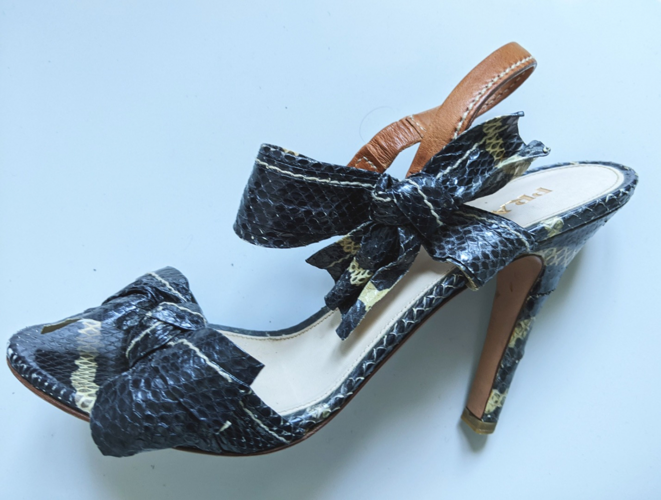 Prada Zweifarbige Schlangensandalen