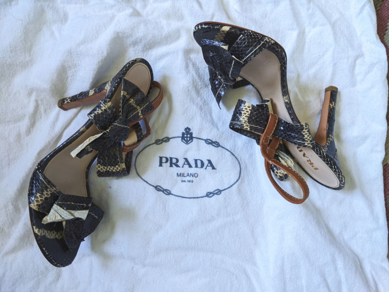 Prada Zweifarbige Schlangensandalen