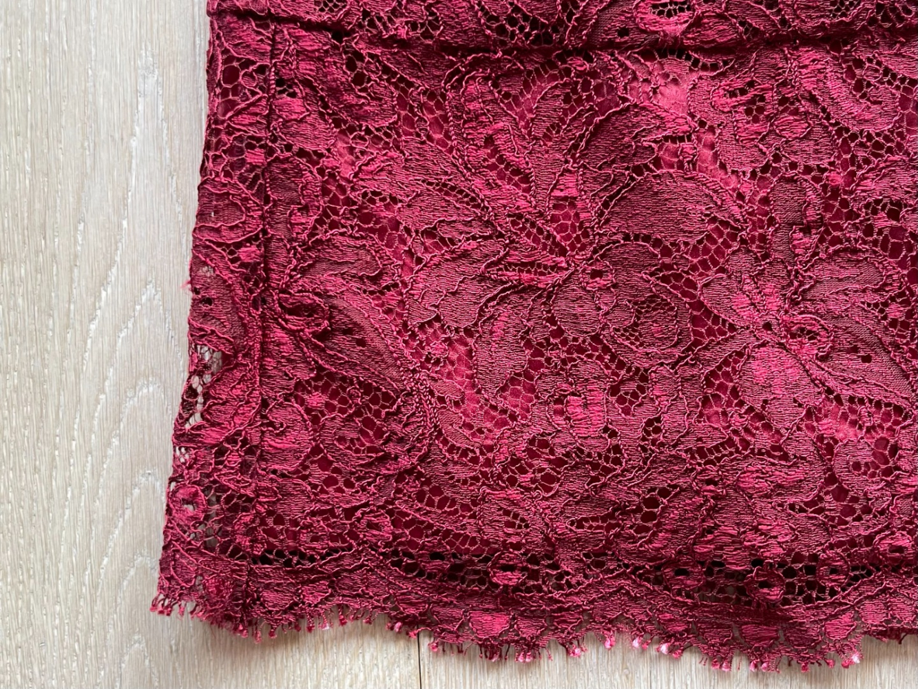 Dolce&Gabbana Tiefroter Spitzenmini!