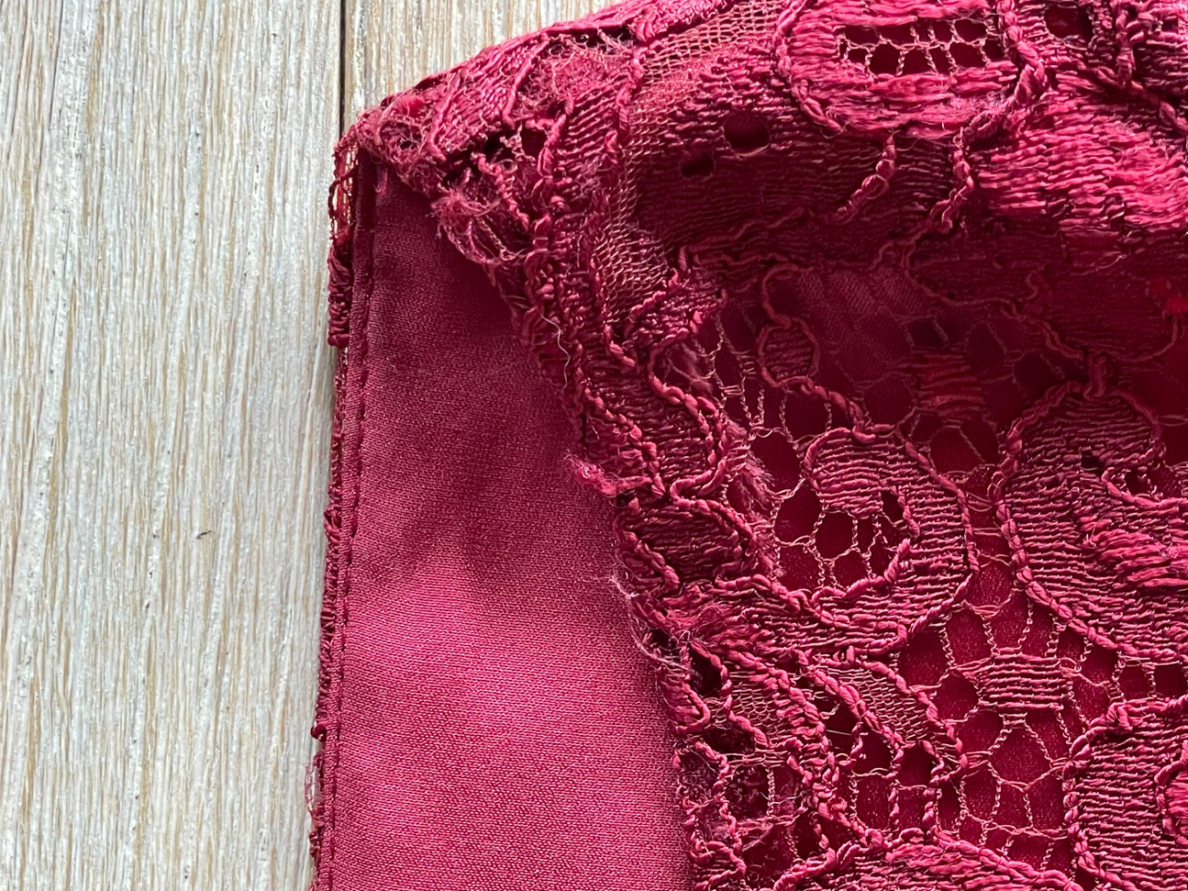 Dolce&Gabbana Tiefroter Spitzenmini!