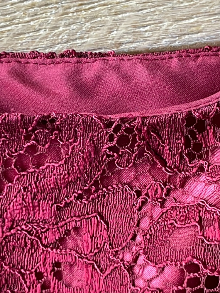 Dolce&Gabbana Tiefroter Spitzenmini!