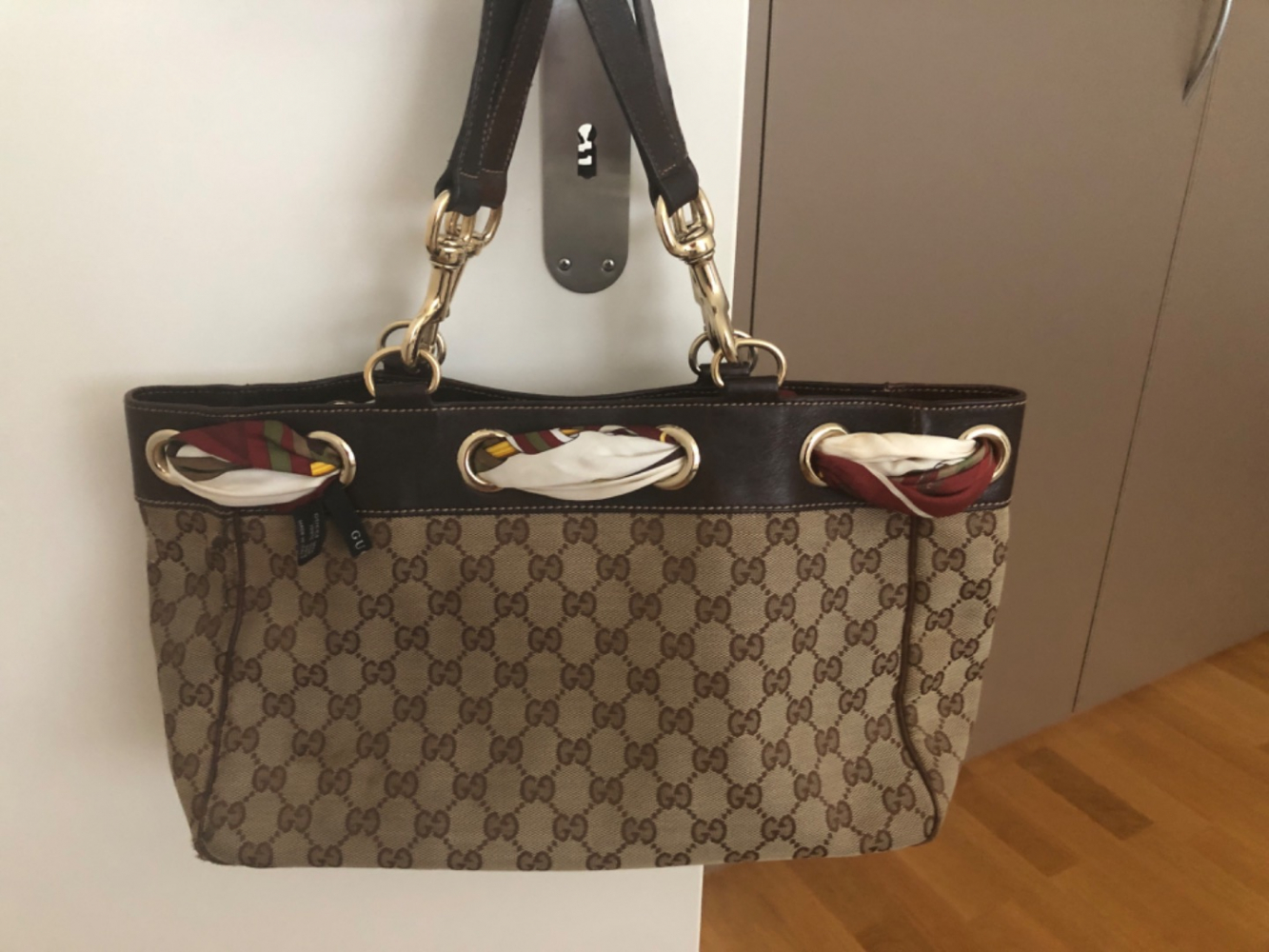 Gucci Sac avec foulard