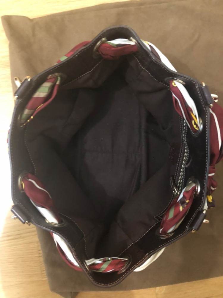 Gucci Sac avec foulard
