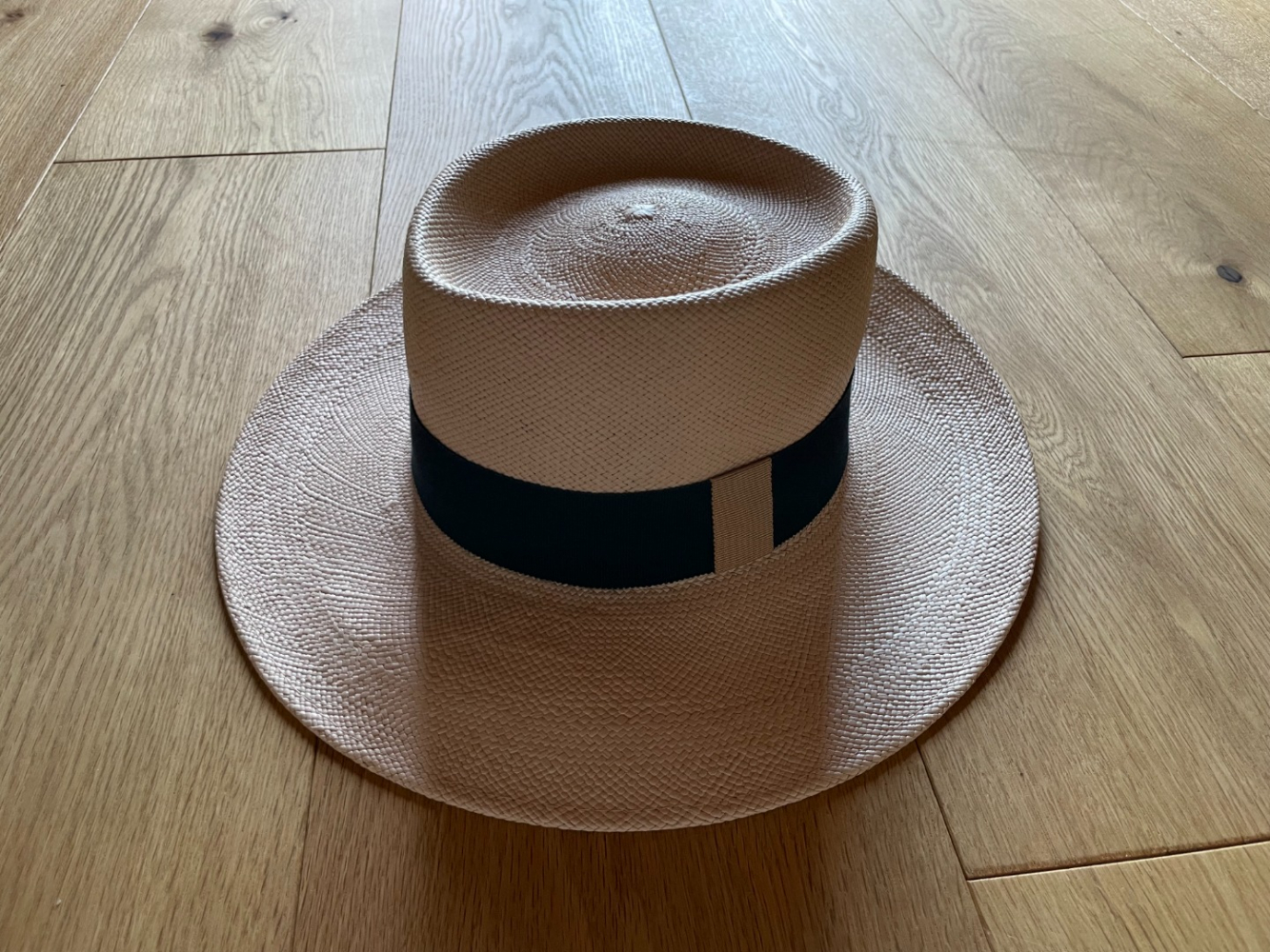 La Cerise Sur Le Chapeau L'Amant, Un Cerise Sur le Chapeau