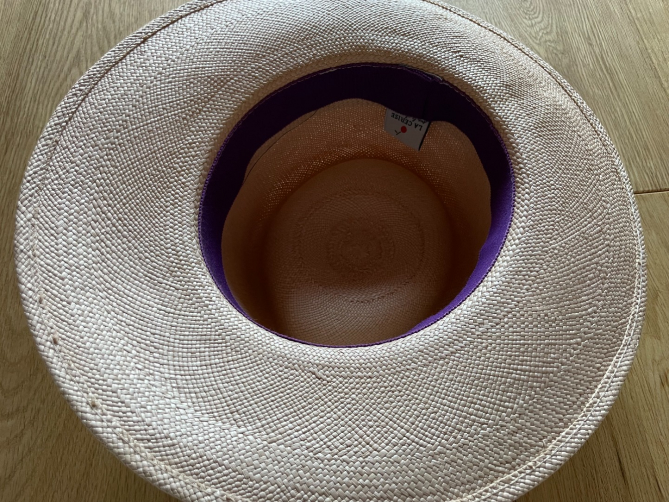 La Cerise Sur Le Chapeau L'Amant, Un Cerise Sur le Chapeau