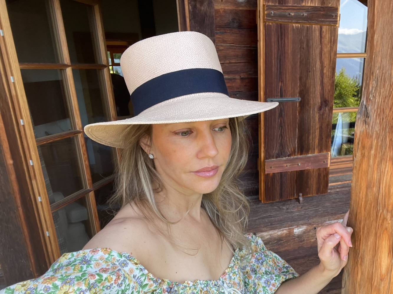 La Cerise Sur Le Chapeau L'Amant, Un Cerise Sur le Chapeau