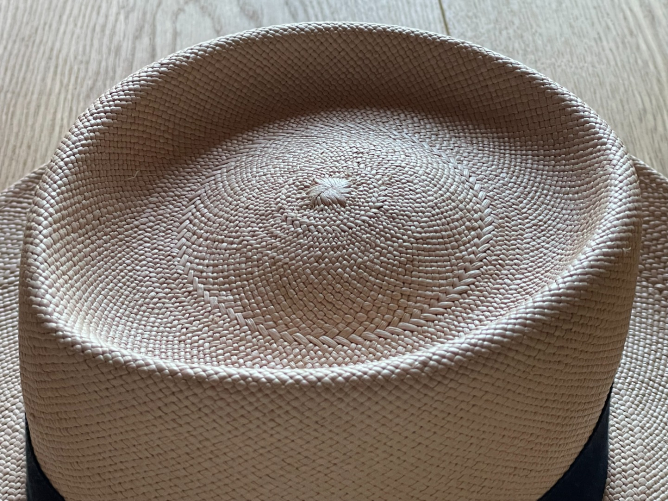 La Cerise Sur Le Chapeau L'Amant, Un Cerise Sur le Chapeau