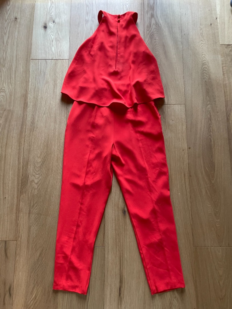 Trina Turk Leuchtend roter Neckholder-Jumpsuit