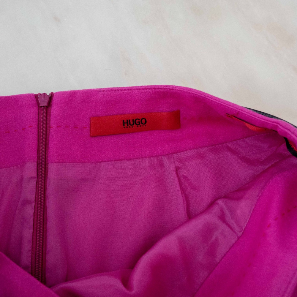 Hugo Boss Magentaroter Rock mit Gürtel