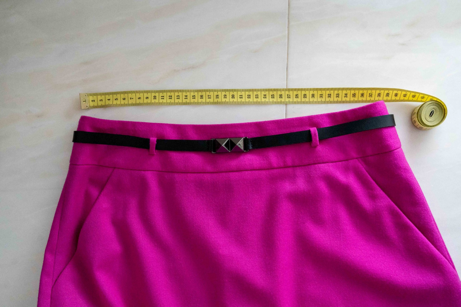 Hugo Boss Magentaroter Rock mit Gürtel