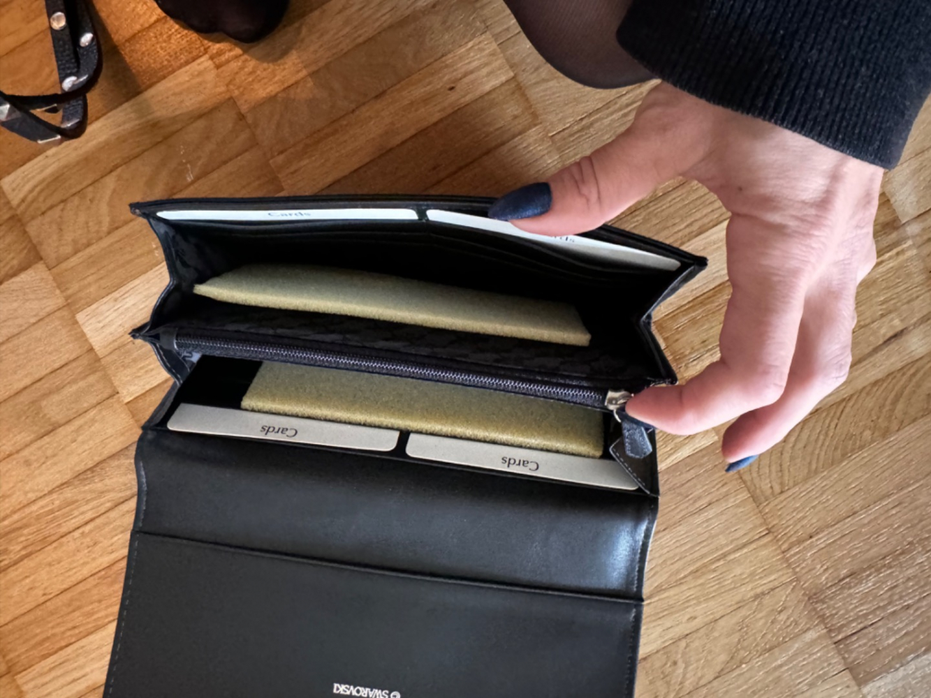 Swarovski Portefeuille perforé en pierres NEUF