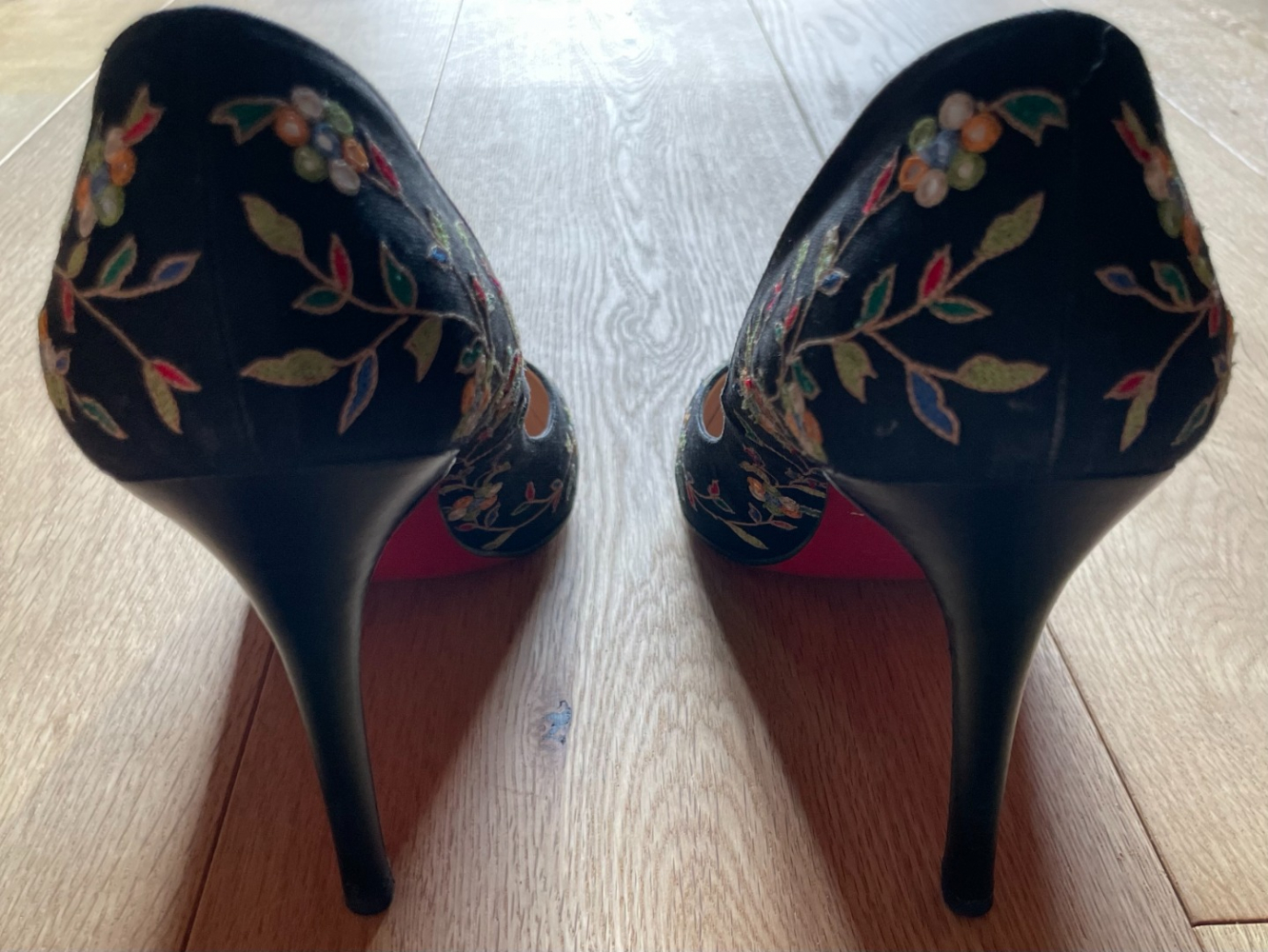 Christian Louboutin Escarpins vintage en satin brodé et à fleurs !