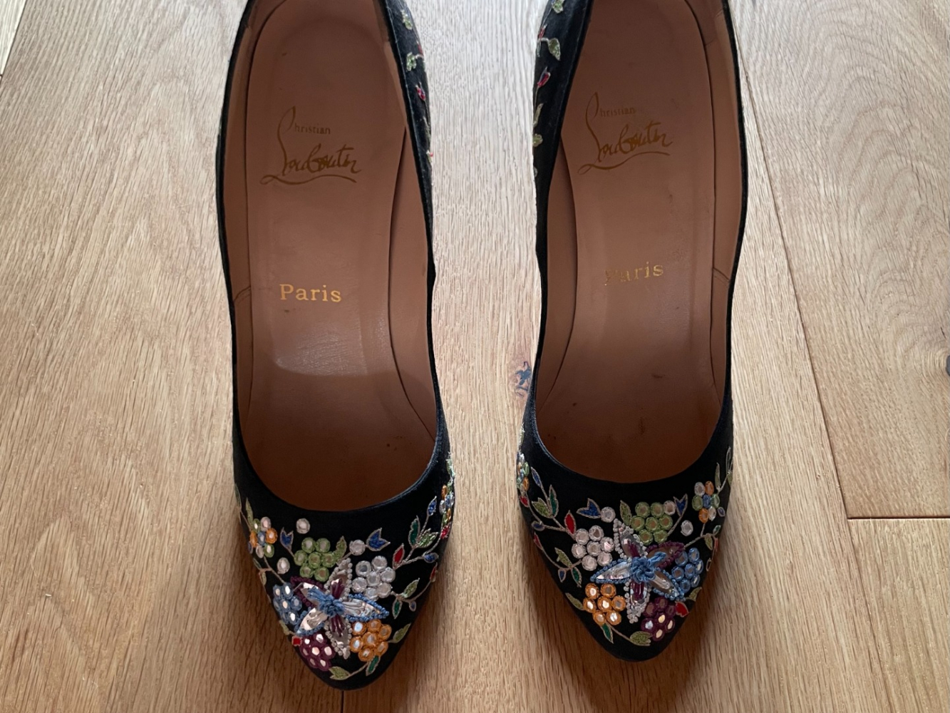 Christian Louboutin Escarpins vintage en satin brodé et à fleurs !
