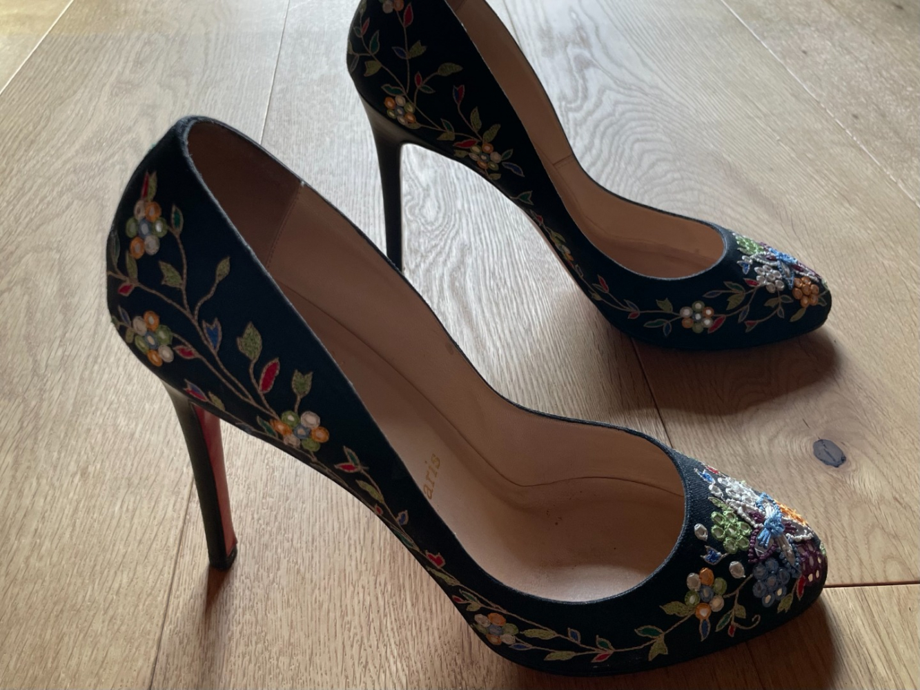Christian Louboutin Escarpins vintage en satin brodé et à fleurs !