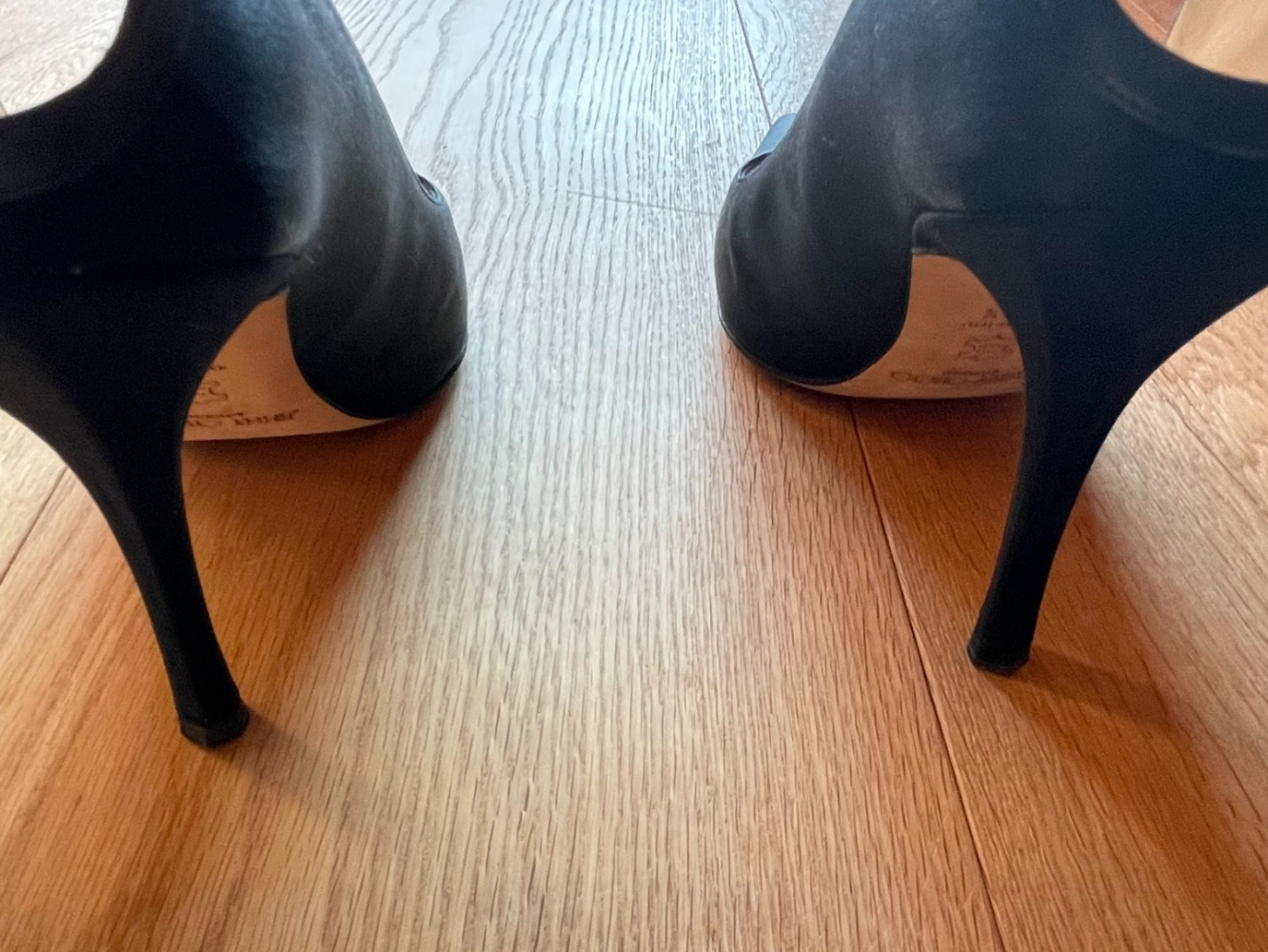 Jimmy Choo Escarpins vintage en satin avec nœuds !