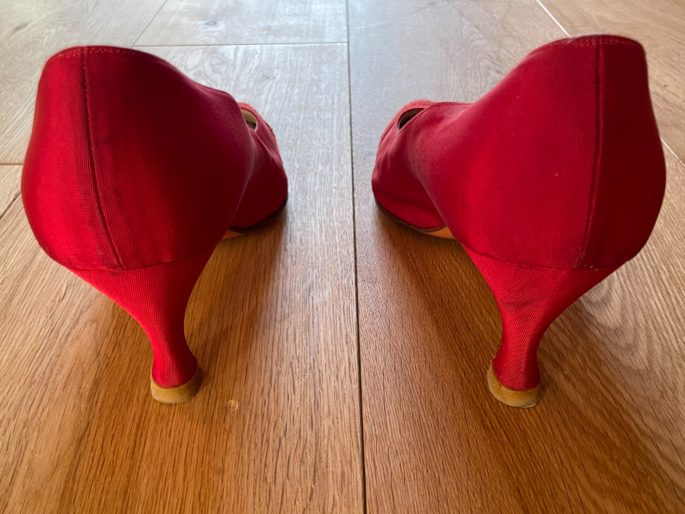 Bruno Magli Escarpins rouges brodés vintage !