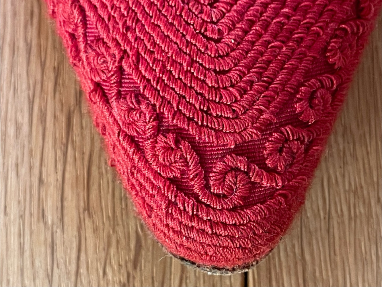 Bruno Magli Escarpins rouges brodés vintage !