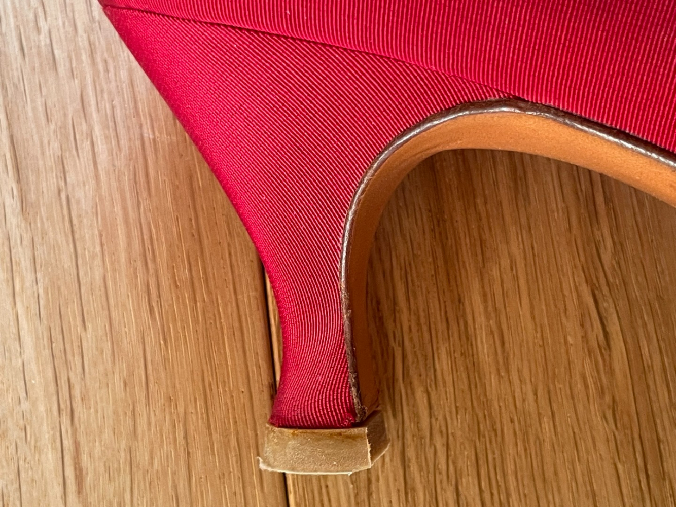 Bruno Magli Escarpins rouges brodés vintage !