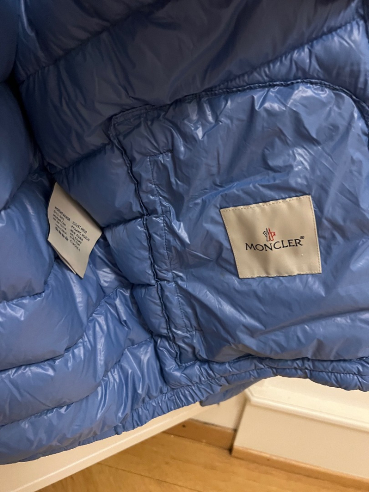 Moncler Kurze Daunenjacke Acorus