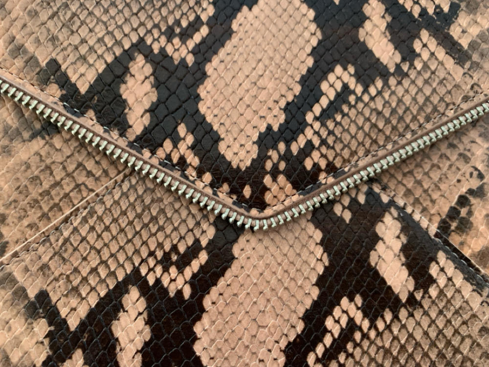 Rebecca Minkoff Clutch in Schlangenoptik