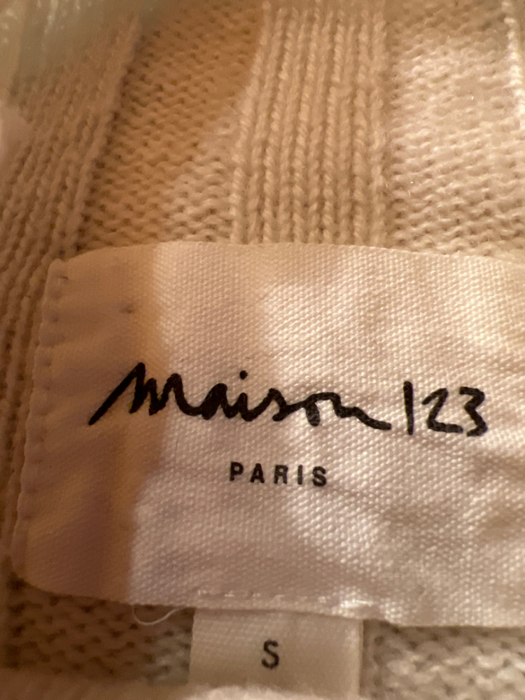 Maison 123 Mit Zierknopf und steigendem Kleber