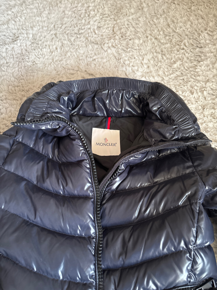 Moncler Marineblaue Daunenjacke