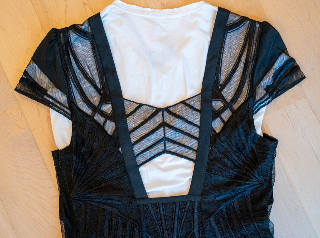 Karen Millen Gothic-inspiriertes Mesh-Kleid