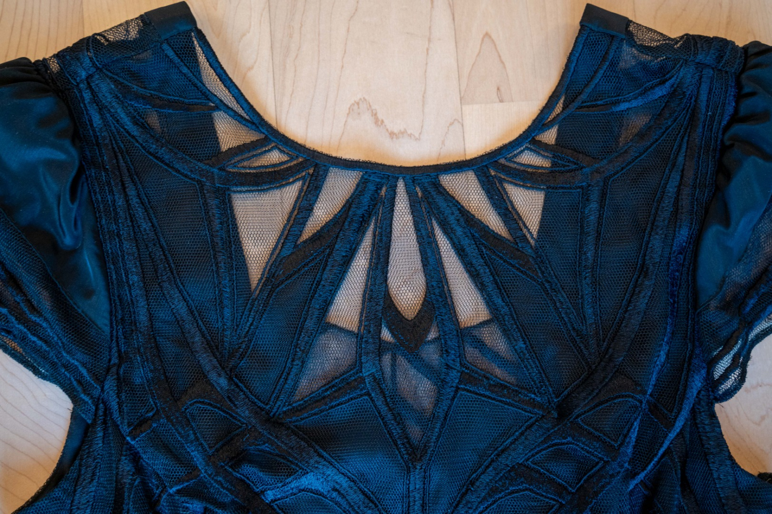 Karen Millen Gothic-inspiriertes Mesh-Kleid