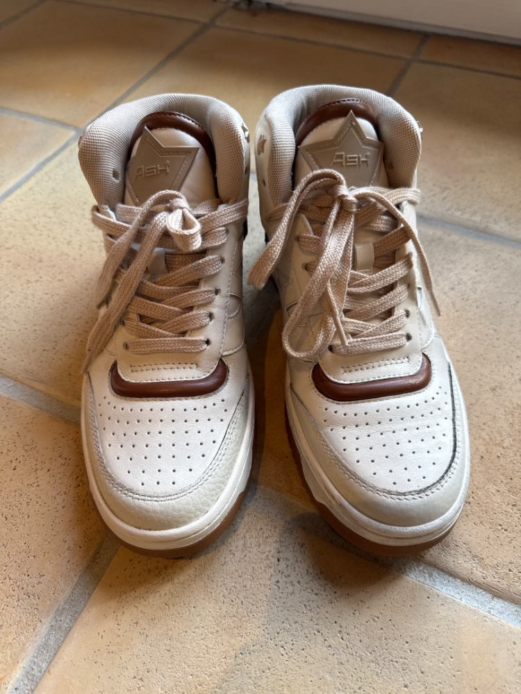 Ash Snaekers am Knöchel