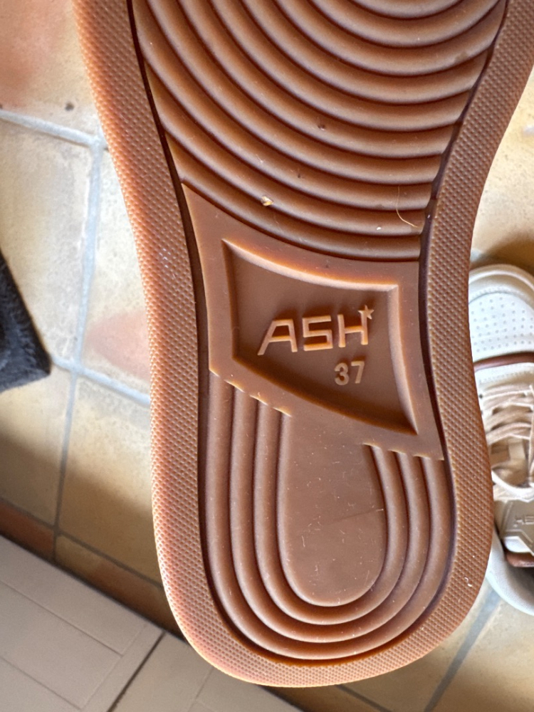 Ash Snaekers am Knöchel