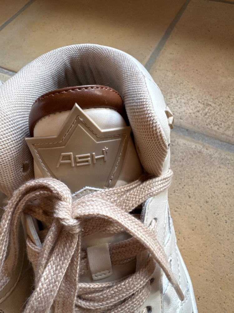 Ash Snaekers am Knöchel