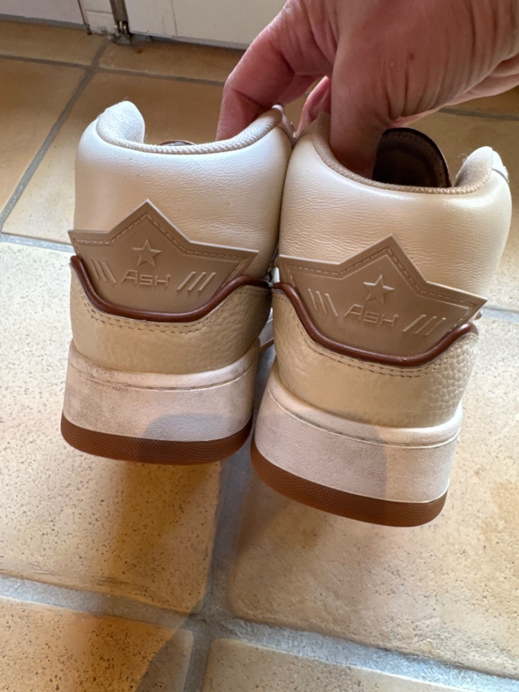 Ash Snaekers am Knöchel