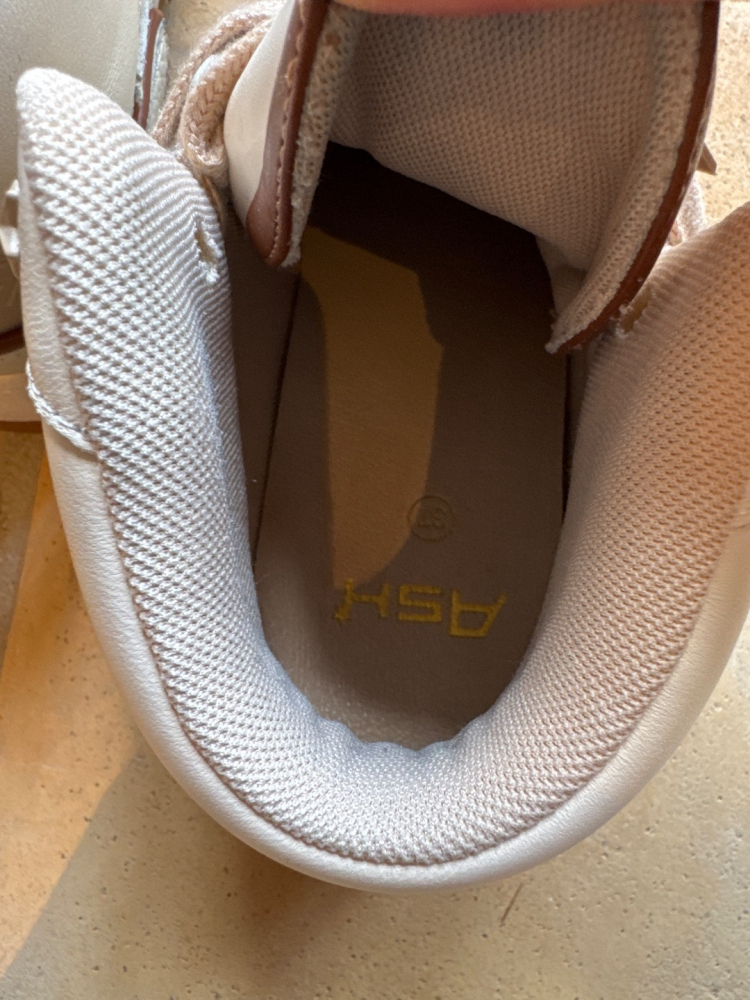 Ash Snaekers am Knöchel