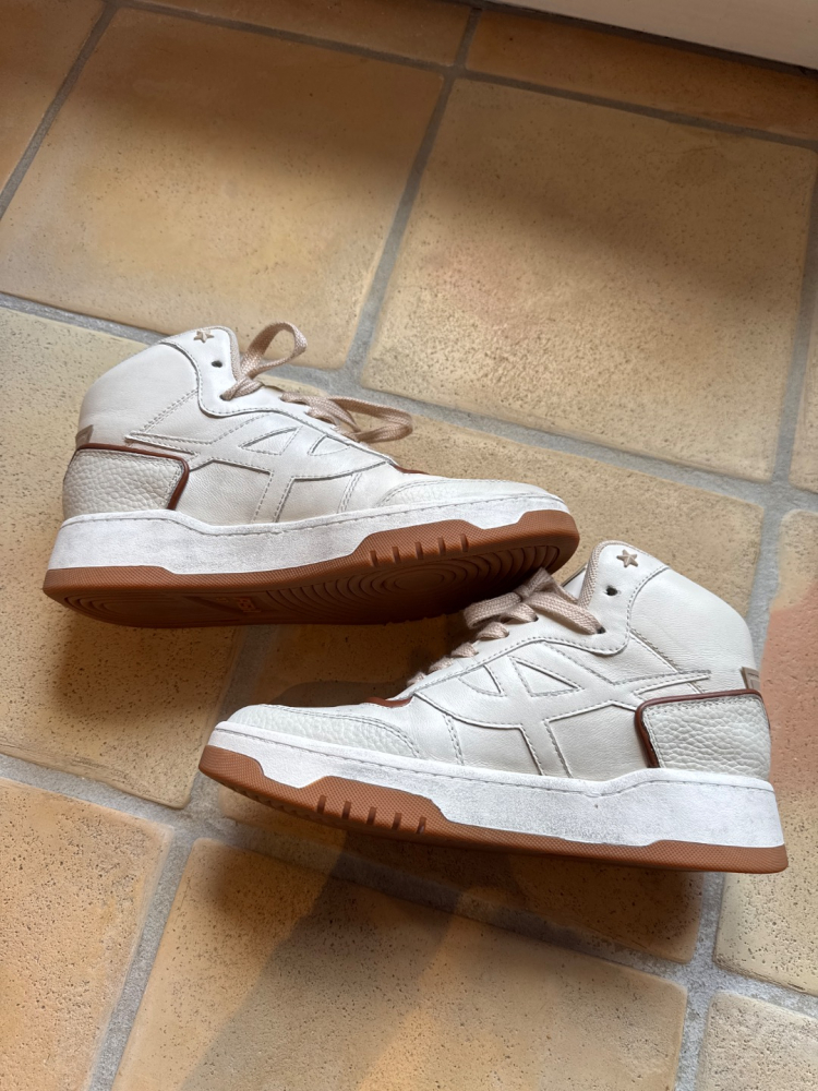 Ash Snaekers am Knöchel