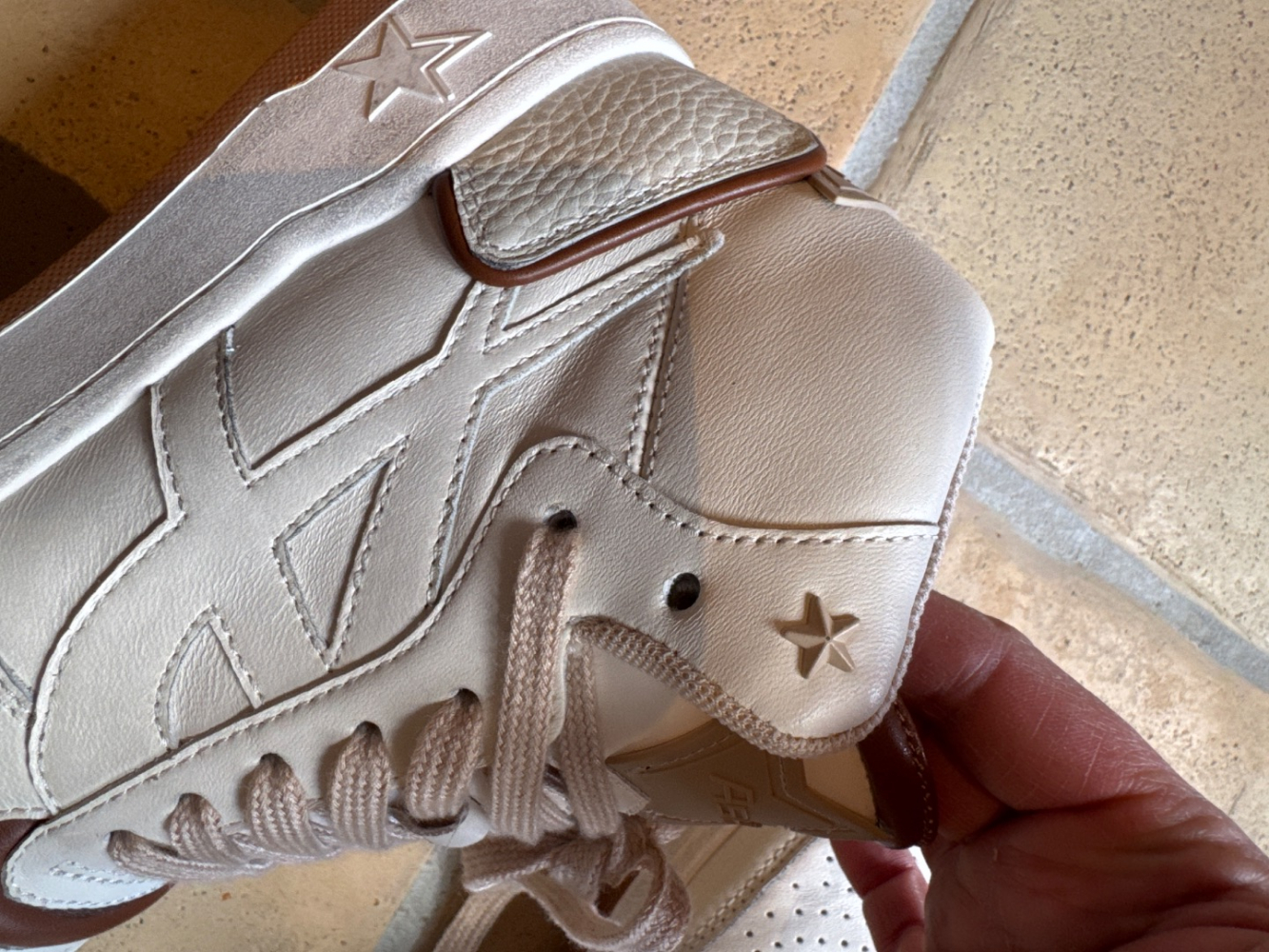 Ash Snaekers am Knöchel