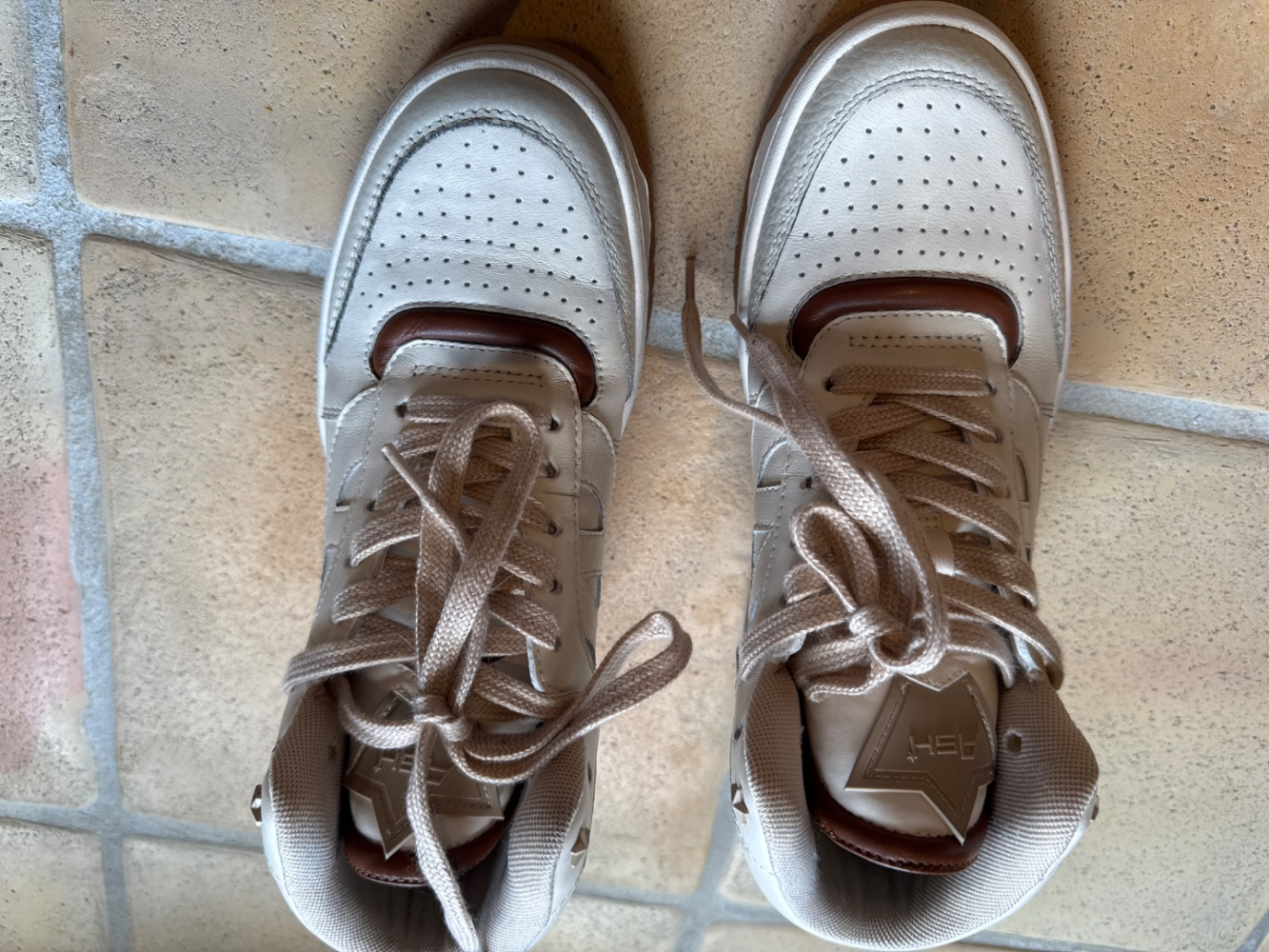 Ash Snaekers am Knöchel