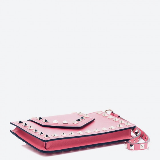 Valentino GARAVANI Calfskin Rockstud Phone Case With Chain Shadow Pink (Étui de téléphone en cuir de veau Rockstud avec chaîne)
